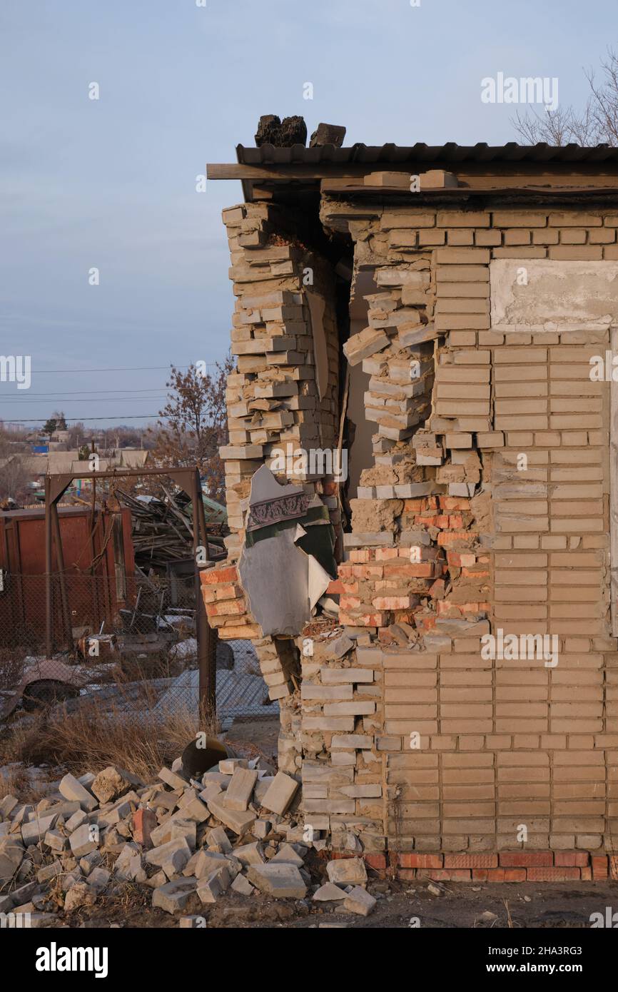 Angolo rovinato di muro di un vecchio edificio in mattoni Foto Stock