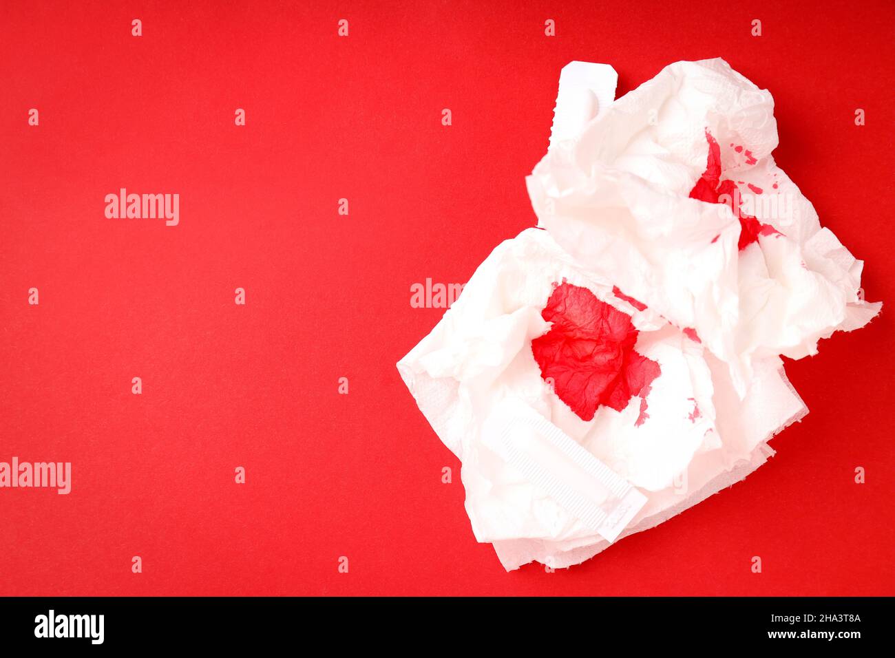 Concetto di assistenza sanitaria con accessori per emorroidi su sfondo rosso Foto Stock