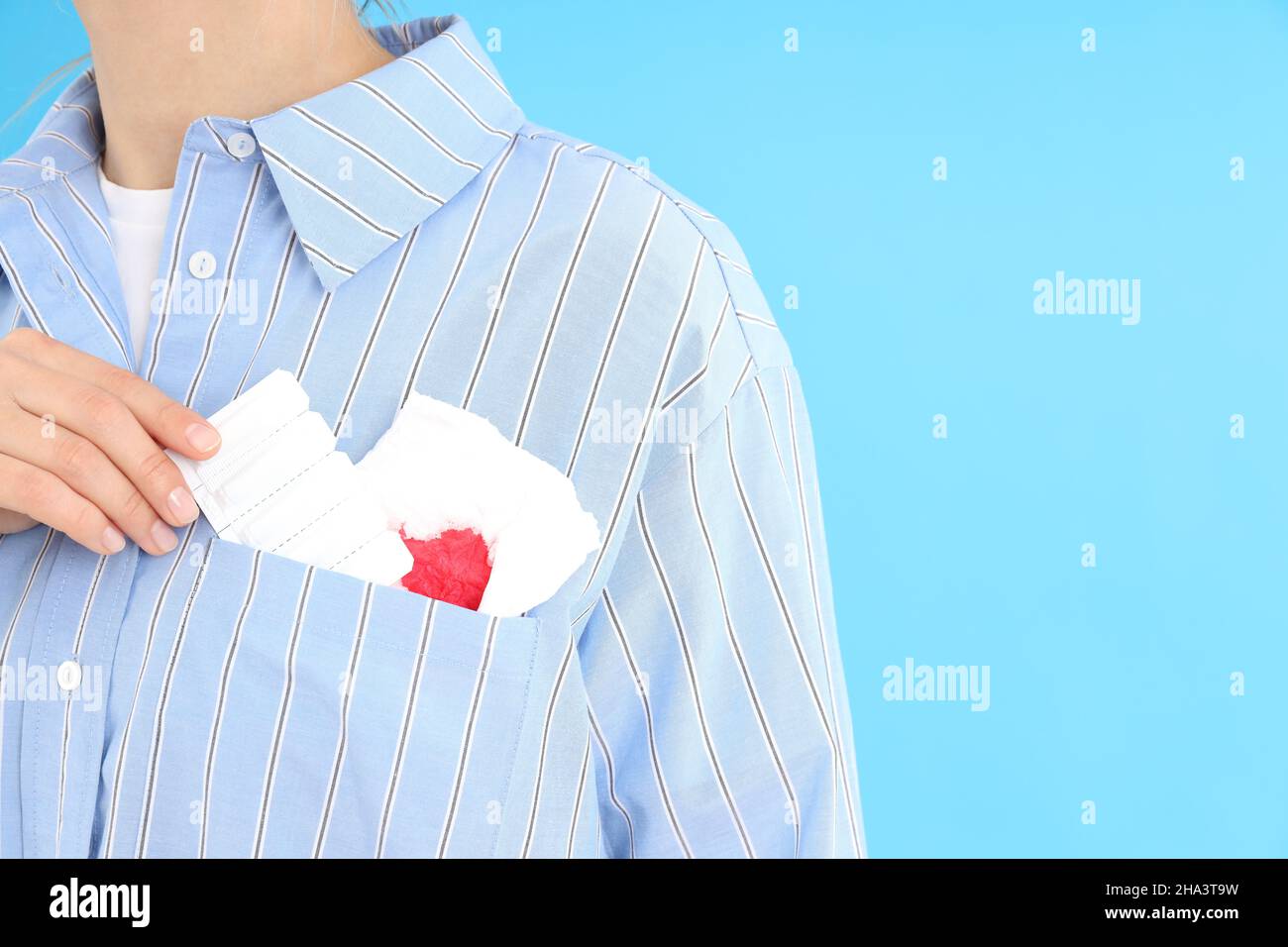 Donna con carta igienica con sangue e supposte. Concetto di Emorroidi Foto Stock