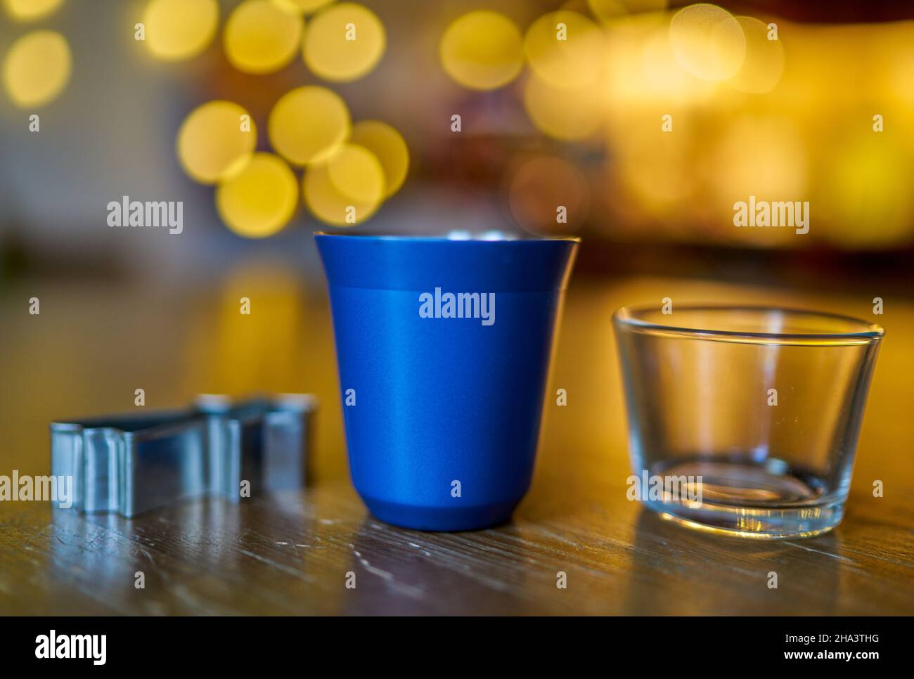 Tazza blu piena di palline gialle Foto Stock