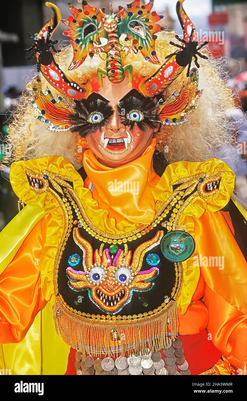 Donna che indossa il costume di carnevale, Oruro Carnevale, Oruro, Bolivia, Sud America Foto Stock