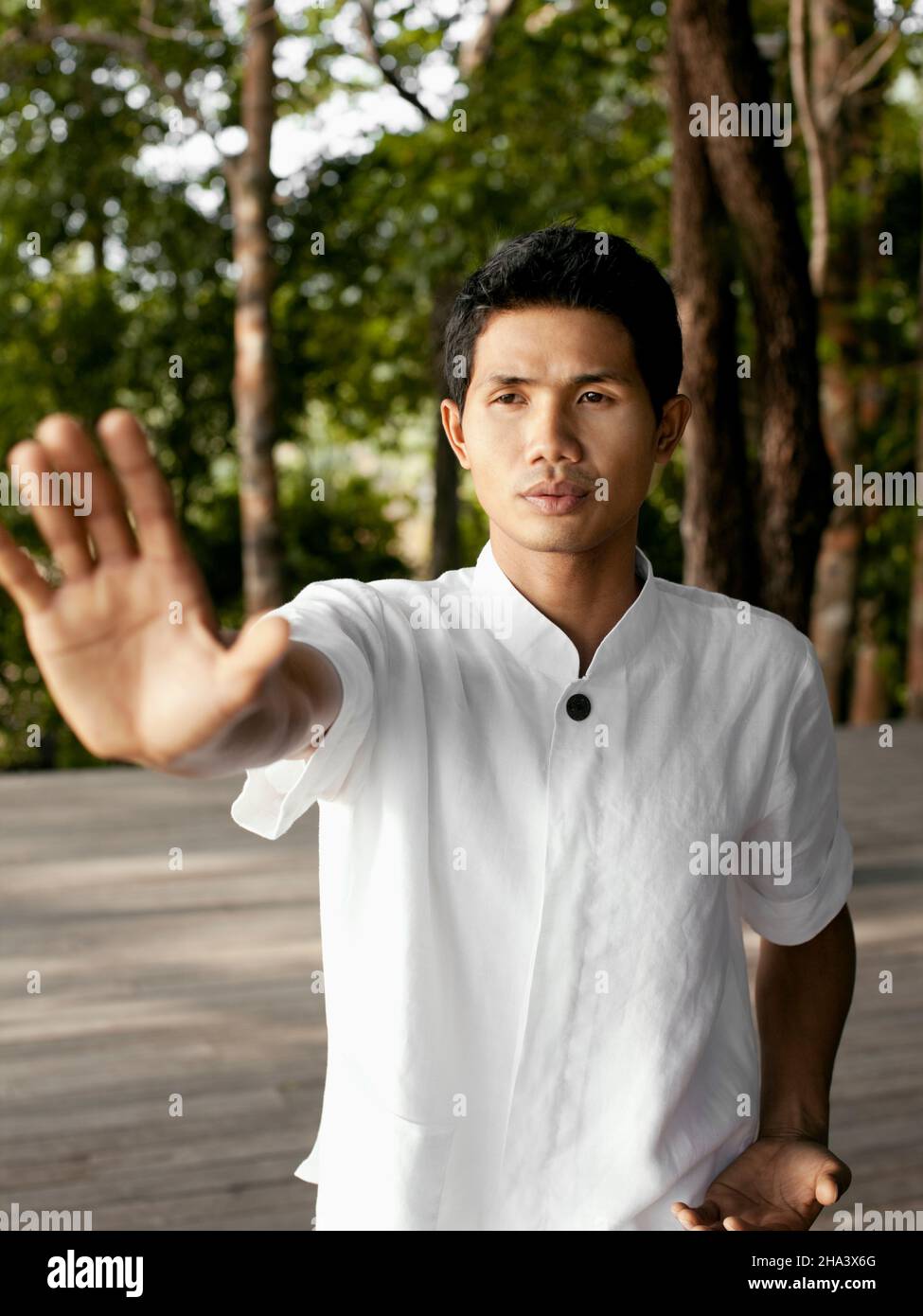 Uomo che pratica Tai Chi a sei sensi Hideaway Yao noi, Koh Yao noi, Thailandia. Foto Stock