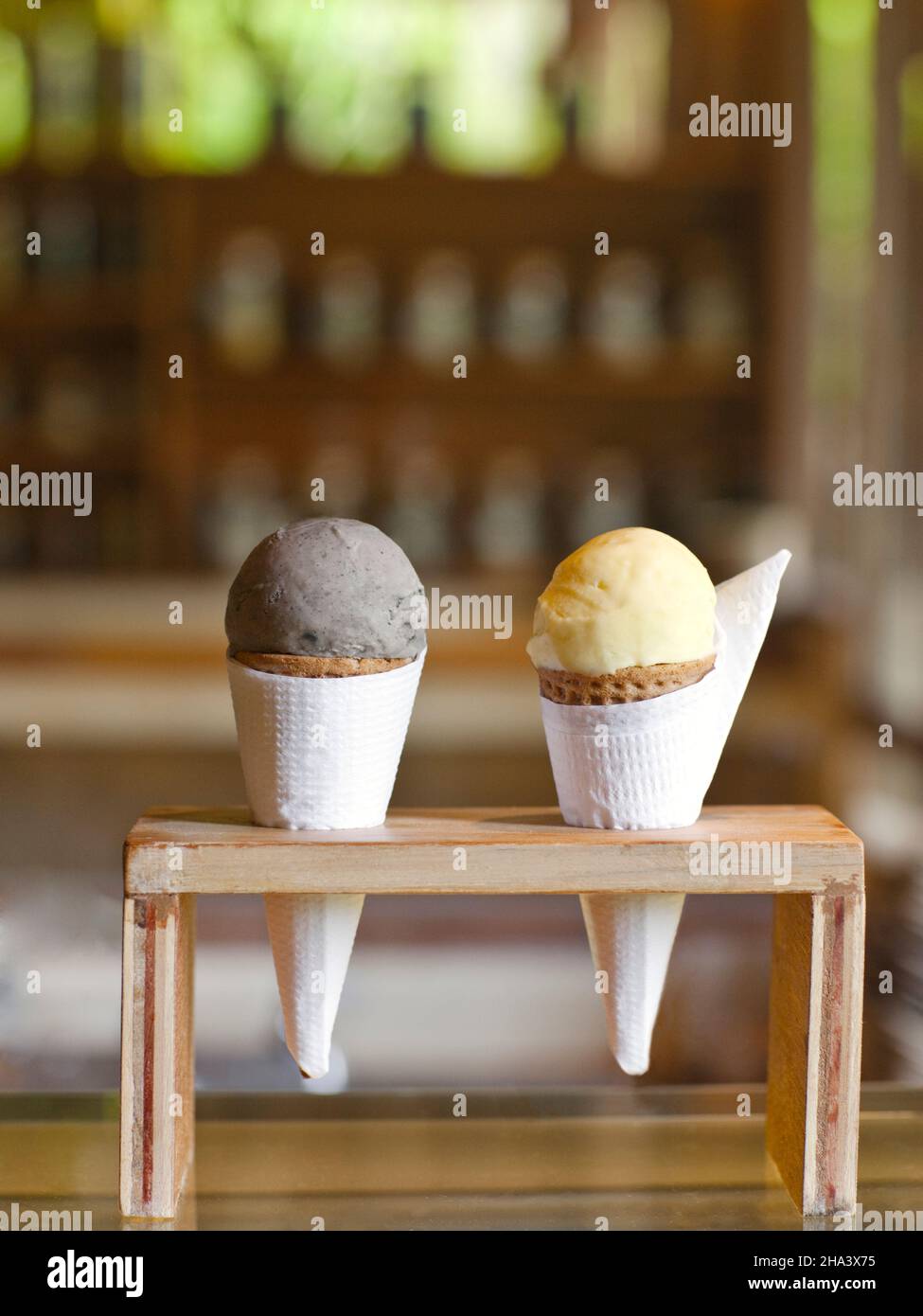 Coni gelato di fagioli rossi e cocco presso la gelateria in loco di Six Senses Hideaway Yao noi. Thailandia. Foto Stock