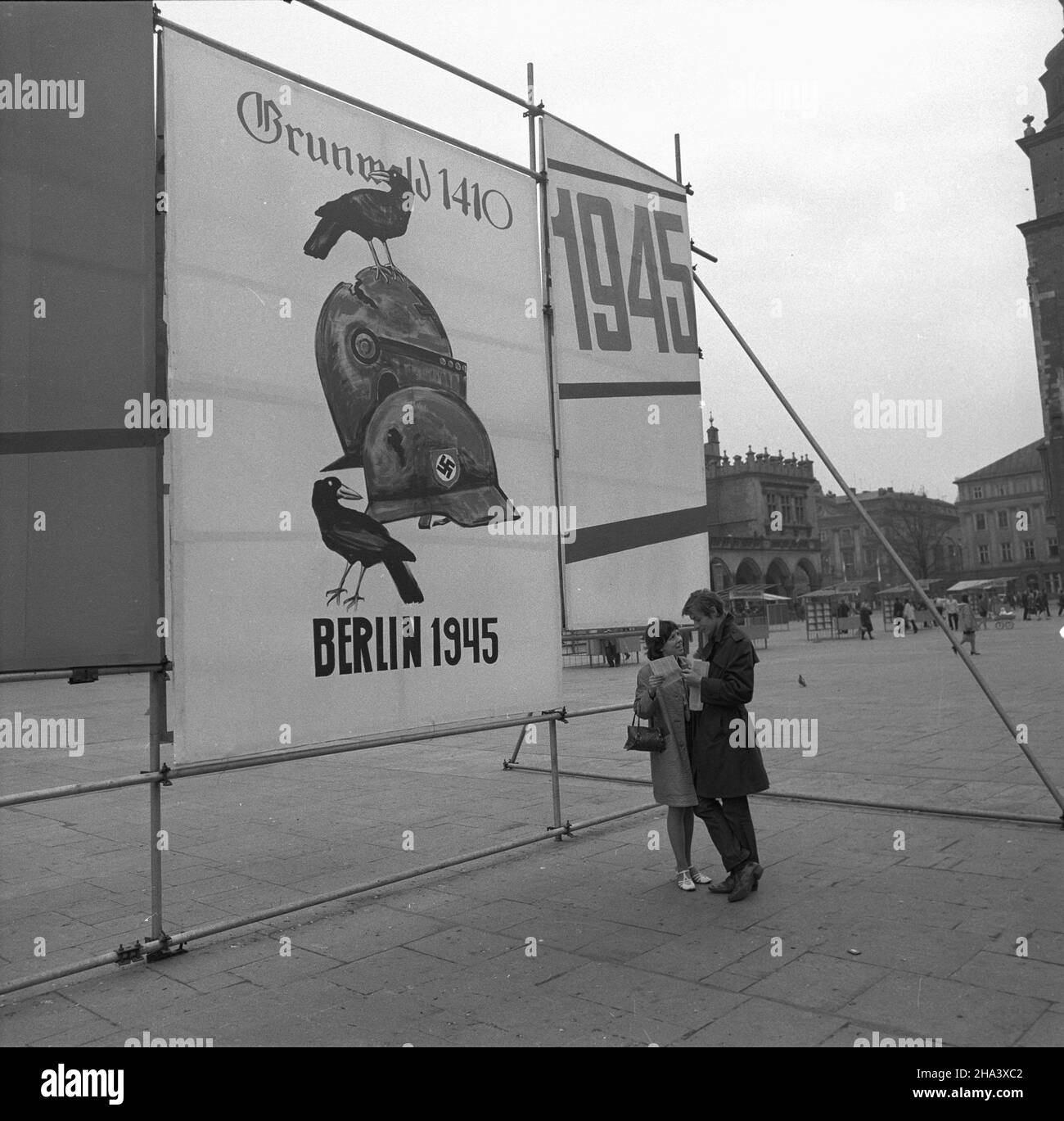 Kraków 05,1971. Para na Rynku G³ównym. meg PAP/Jan Morek Dok³adny dzieñ wydarzenia nieustalony. Cracovia, Polonia, maggio 1971. Una coppia chiacchiera sulla piazza principale di Cracovia. PAP/JAN MOREK Foto Stock