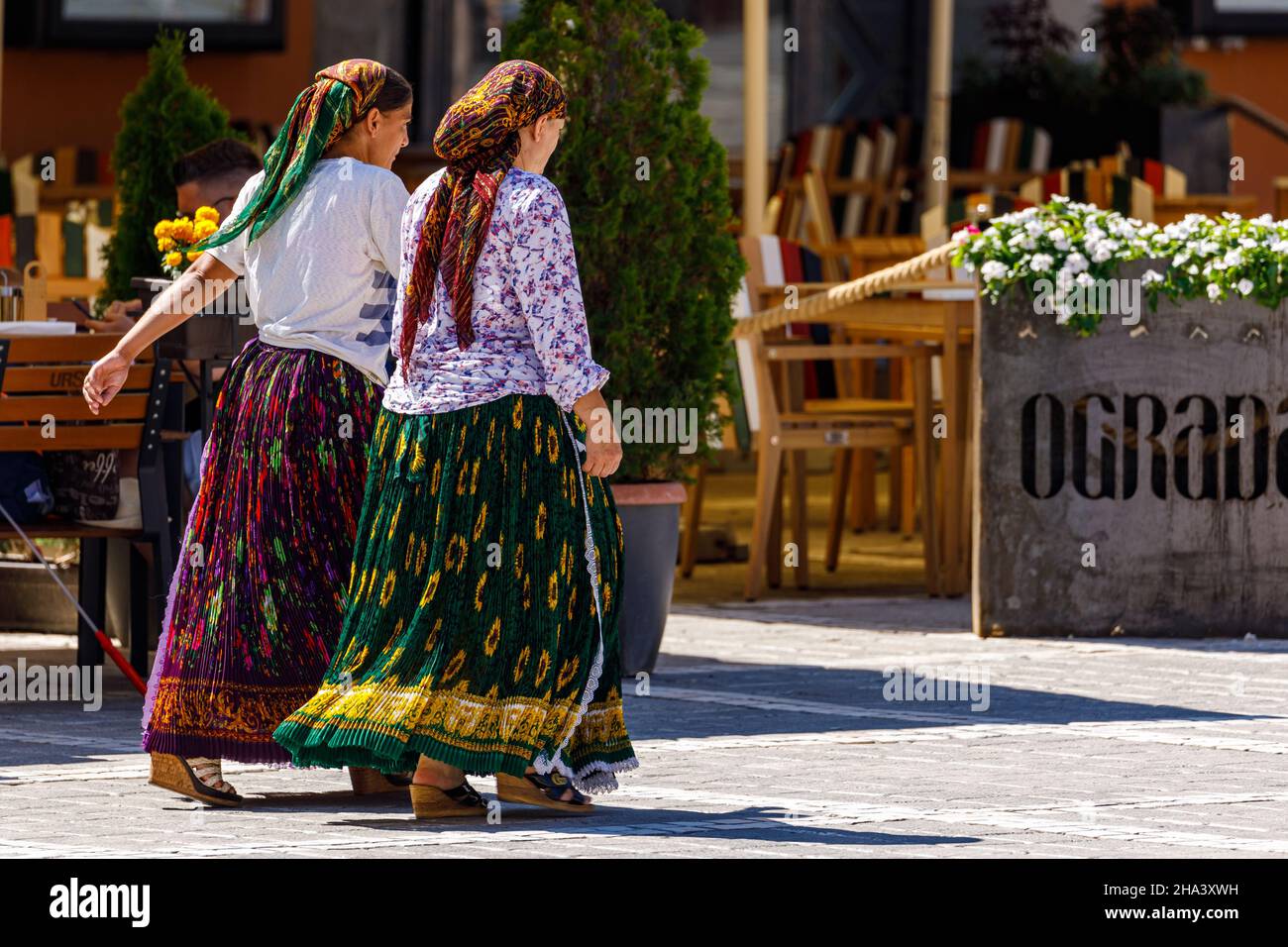 Donne zingari nelle strade di Brasov in Romania Foto Stock