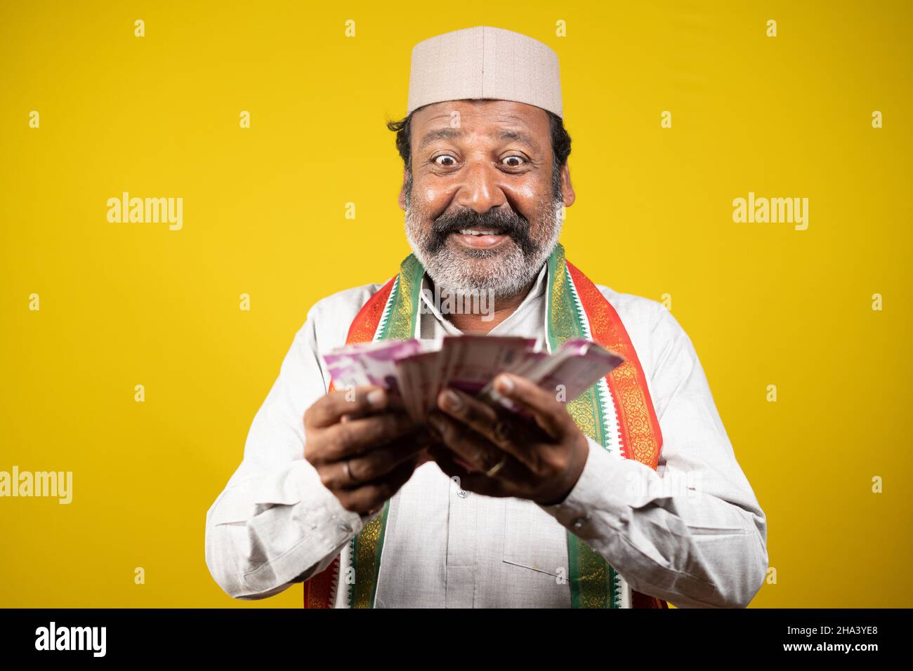 Ridendo corrotto politico indiano contare denaro - concetto di mostrare politica avida, tangenti e corruzione. Foto Stock