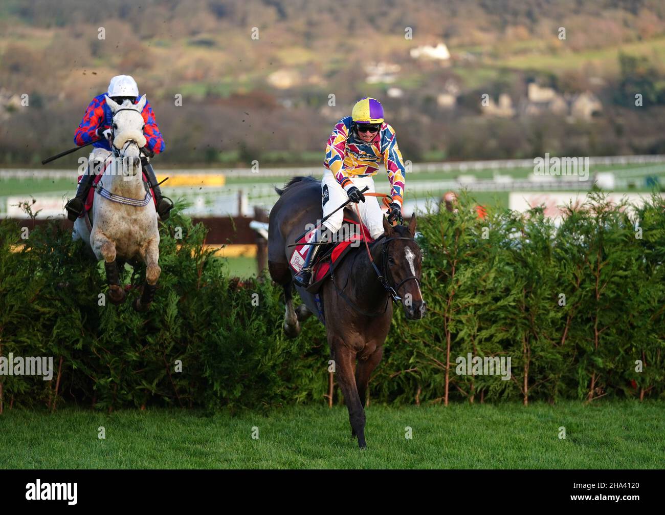 Harry Banister a cavallo di Diesel D'Allier (a sinistra) prima di passare Jack Tudor a cavallo Potters Corner per vincere la Glenfarclas Crystal Cup Cross Country handicap Chase durante il giorno uno della riunione internazionale a Cheltenham Racecourse. Data immagine: Venerdì 10 dicembre 2021. Foto Stock