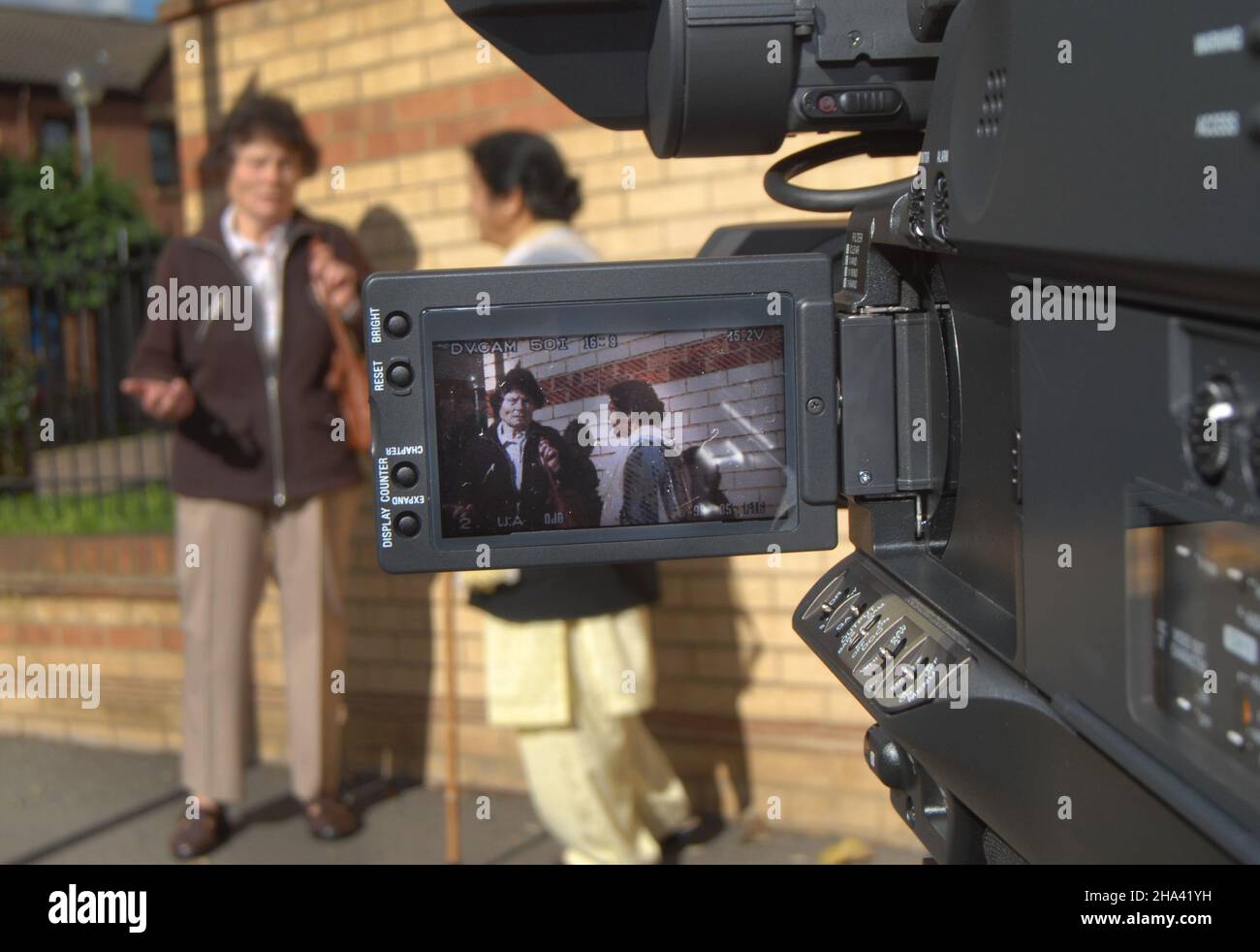 Una videocamera impostata e allineata per una scena sulla posizione. Foto Stock