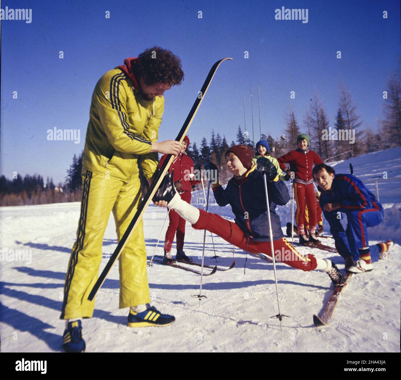 Zakopane 12,1979. Polski skoczek o tyczce W³adys³aw Kozakiewicz podczas treningu z m³odzie¿¹. ka PAP/Stanis³aw Momot Dok³adny dzieñ wydarzenia nieustalony. Zakopane, dicembre 1979. Polonia Pole-vaulter Wladyslaw Kozakiewicz treni con la gioventù. ka PAP/Stanislaw Momot evento giorno sconosciuto Foto Stock