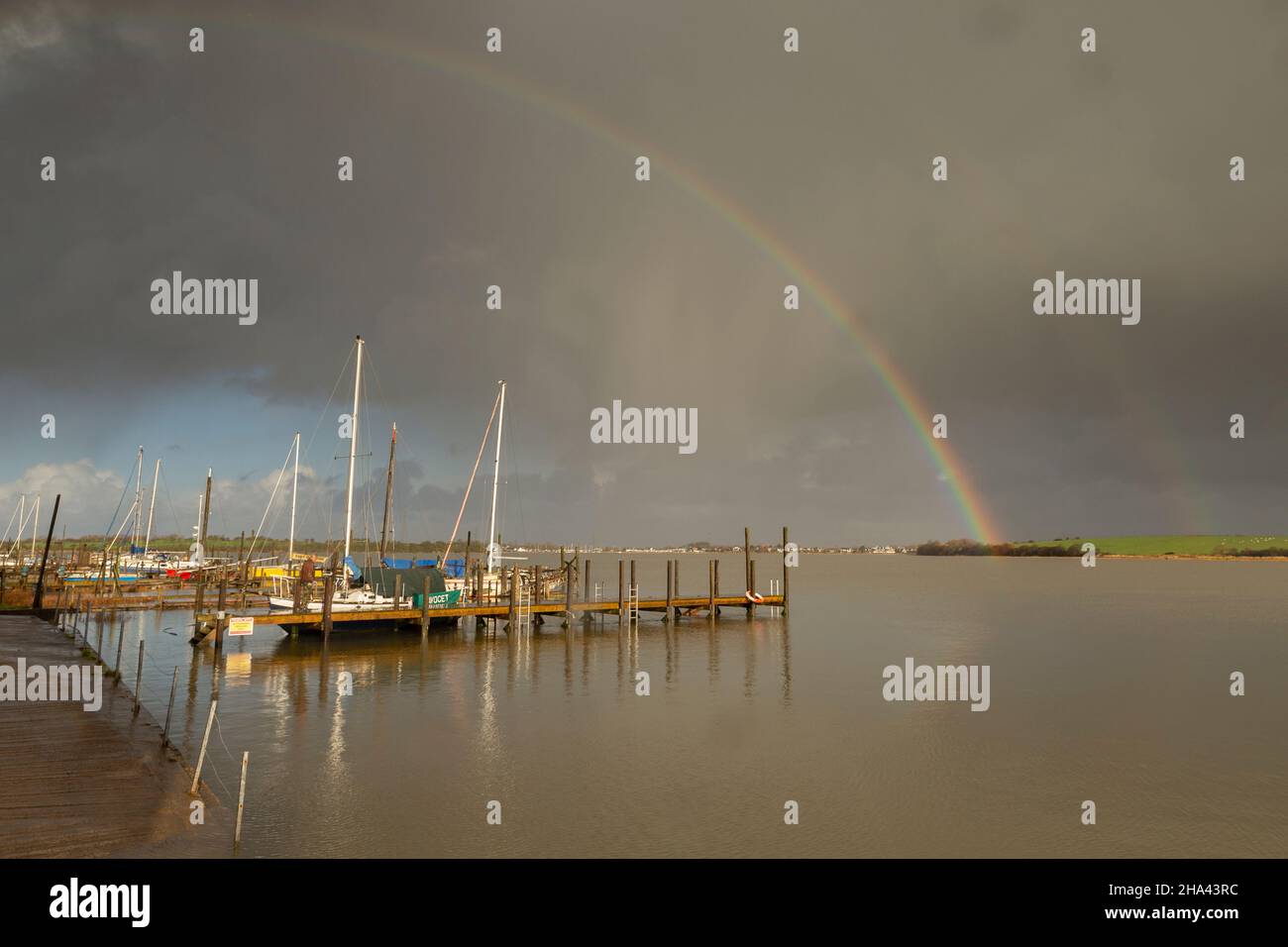Yacht e un arcobaleno a Skippool Creek, High Tide Foto Stock