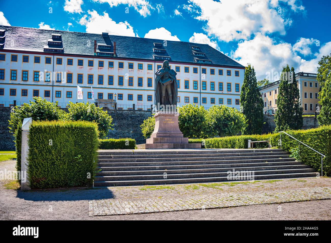 Ernst il monumento Pio di fronte al castello di Friedenstein a Gotha, Turingia, Germania Foto Stock