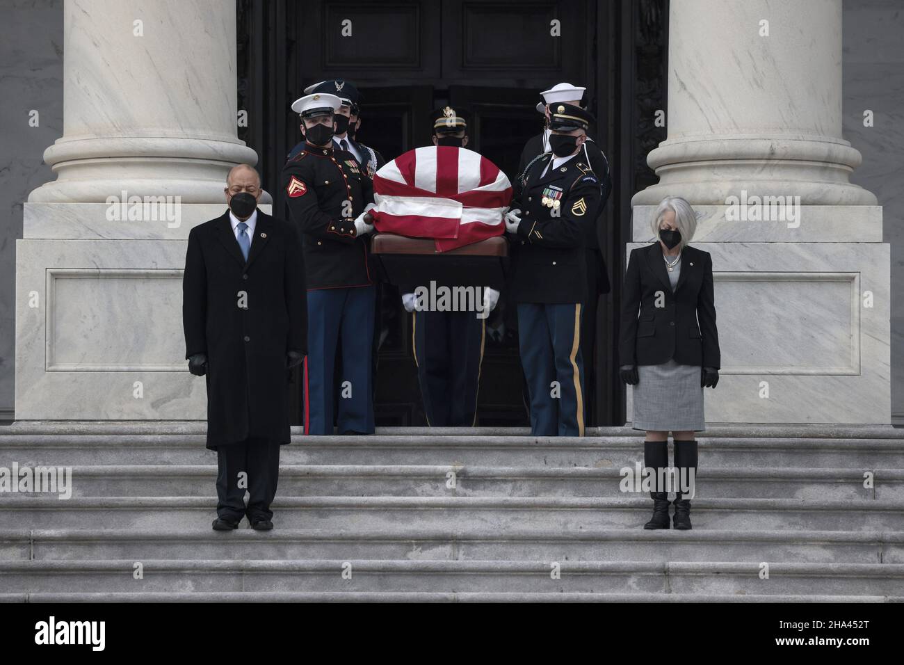 Washington, Stati Uniti. 10th Dic 2021. Gli ufficiali della polizia del Campidoglio degli Stati Uniti stanno all'attenzione come sergente del Senato ad Arms Karen Gibson (R) e sergente della Camera ad Arms William J. Walker (L) guidano una guardia militare d'onore di servizi congiunti mentre trasportano la cassa del senatore ritardato Robert Dole (R-KS) giù i passi del Campidoglio degli Stati Uniti Dopo essere stato in stato il 10 dicembre 2021 a Washington, DC. Pool Photo by Anna Moneymaker/UPI Credit: UPI/Alamy Live News Foto Stock