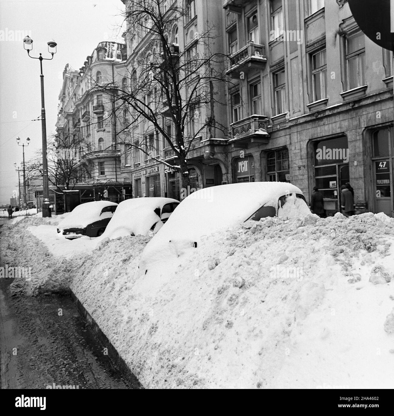 Warszawa, 1969-12. W grudniu spad³o kilkanaœcie centymetrów œniegu. Wiele chodników i miejsc zosta³o ca³kowicie zasypanych. Zasypane samochody na po³udniowej stronie Alei Jerozolimskich, miêdzy ulicami Pankiewicza i Poznañsk¹, w okolicy Dworca Œródmieœcie. pw PAP/Marian Soko³owski Dok³adny dzieñ wydarzenia nieustalony. Varsavia, 1969 dicembre. Più di 10 cm di neve cadde nel mese di dicembre. Marciapiedi e molti luoghi erano completamente coperti di neve. Nella foto: Auto innevate sul lato sud di Jerozolimskie Avenue, tra Pankiewicza e Poznanska strade. pw PAP/Marian Sokolowski Foto Stock