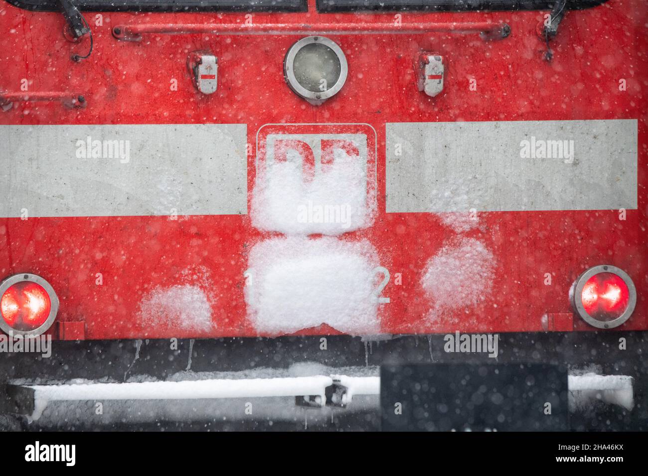 Stralsund, Germania. 10th Dic 2021. Vista del logo Deutsche Bahn su una locomotiva della stazione principale. Molti passeggeri delle ferrovie dovranno pagare di più per il nuovo orario. Per i servizi a lunga distanza, Deutsche Bahn aumenta i prezzi in media del 1,9% a partire dal 12 dicembre. Credit: Stefan Sauer/dpa/ZB/dpa/Alamy Live News Foto Stock
