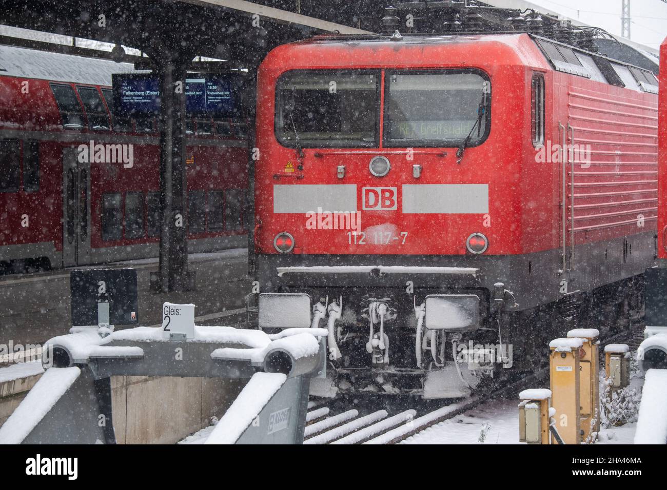 Stralsund, Germania. 10th Dic 2021. I treni regionali della Deutsche Bahn si trovano nella stazione principale. Molti passeggeri delle ferrovie dovranno pagare di più per il nuovo orario. Per i servizi a lunga distanza, Deutsche Bahn aumenta i prezzi in media del 1,9% a partire dal 12 dicembre. Credit: Stefan Sauer/dpa/ZB/dpa/Alamy Live News Foto Stock