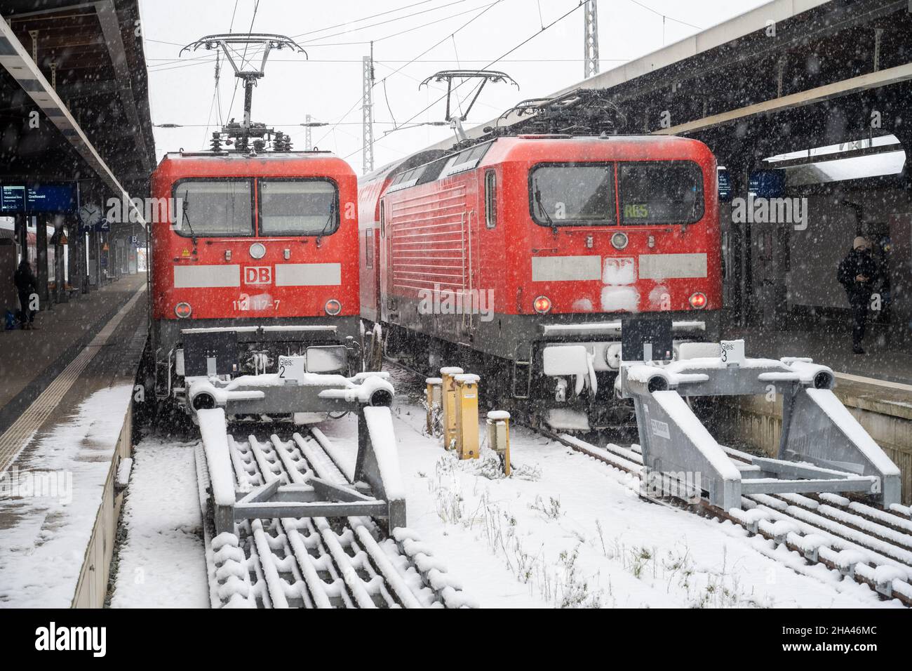 Stralsund, Germania. 10th Dic 2021. I treni regionali della Deutsche Bahn si trovano nella stazione principale. Molti passeggeri delle ferrovie dovranno pagare di più per il nuovo orario. Per i servizi a lunga distanza, Deutsche Bahn aumenta i prezzi in media del 1,9% a partire dal 12 dicembre. Credit: Stefan Sauer/dpa/ZB/dpa/Alamy Live News Foto Stock