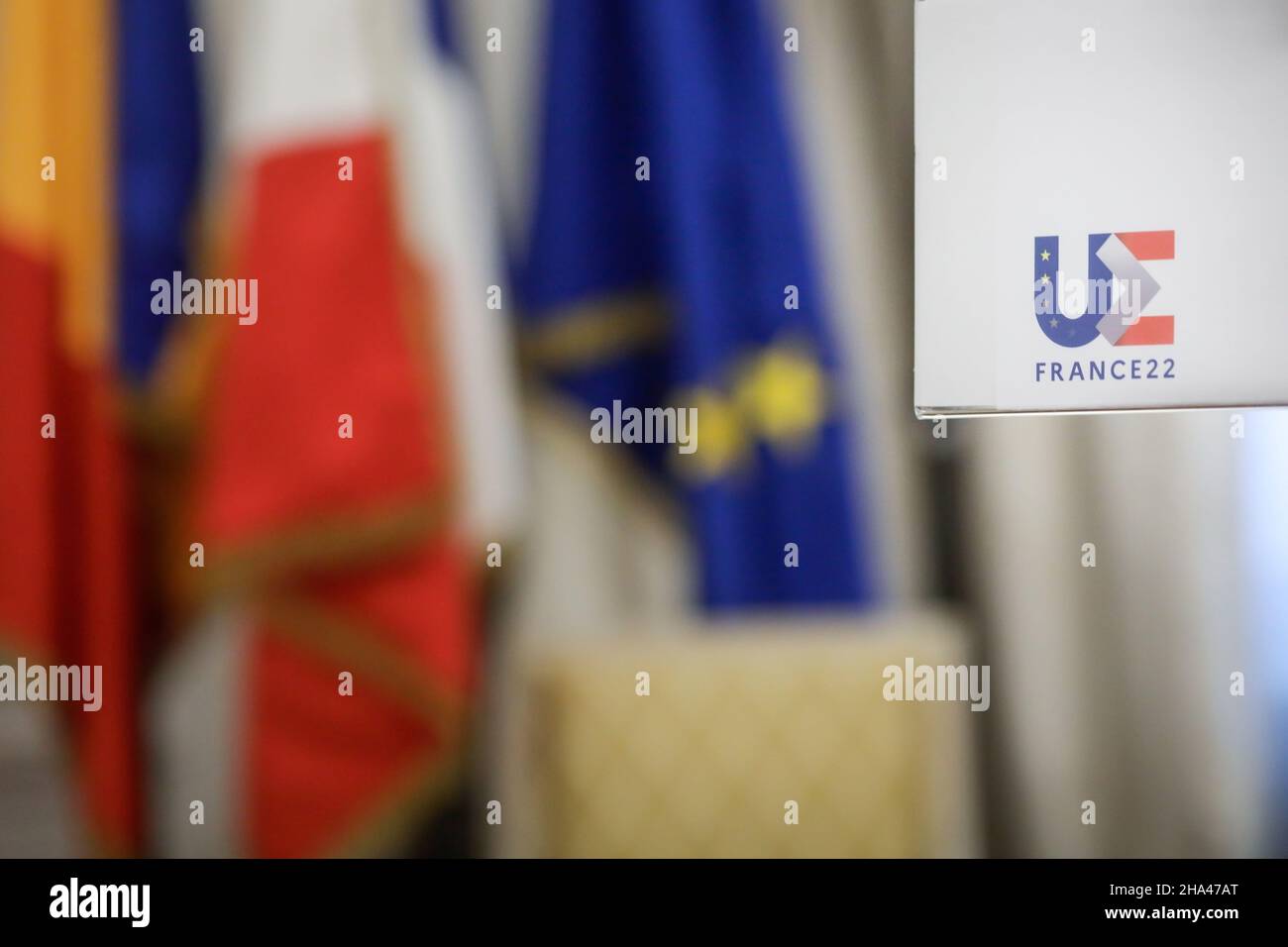 Bucarest, Romania - 10 dicembre 2021: 2022 logo della Presidenza francese del Consiglio dell'Unione europea su un cartellone con le bandiere dell'UE nel backgroun Foto Stock