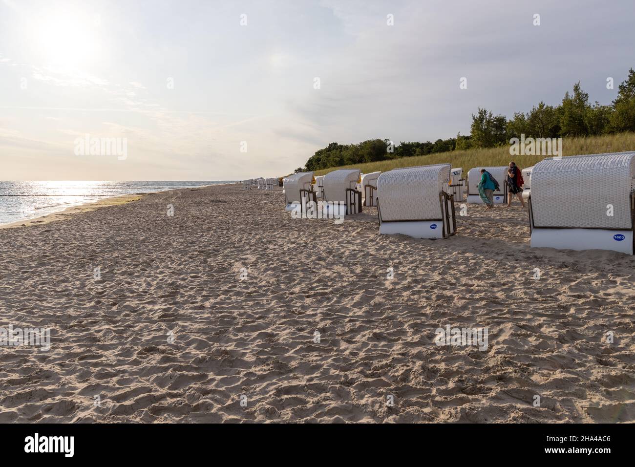 La vista della spiaggia di Zempin sull'isola di Usedom con molte sdraio in estate Foto Stock