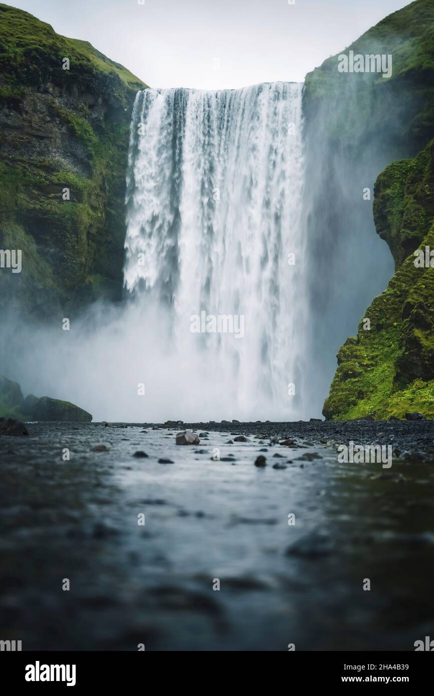 la famosa cascata di skogarfoss nel sud dell'islanda. Foto Stock