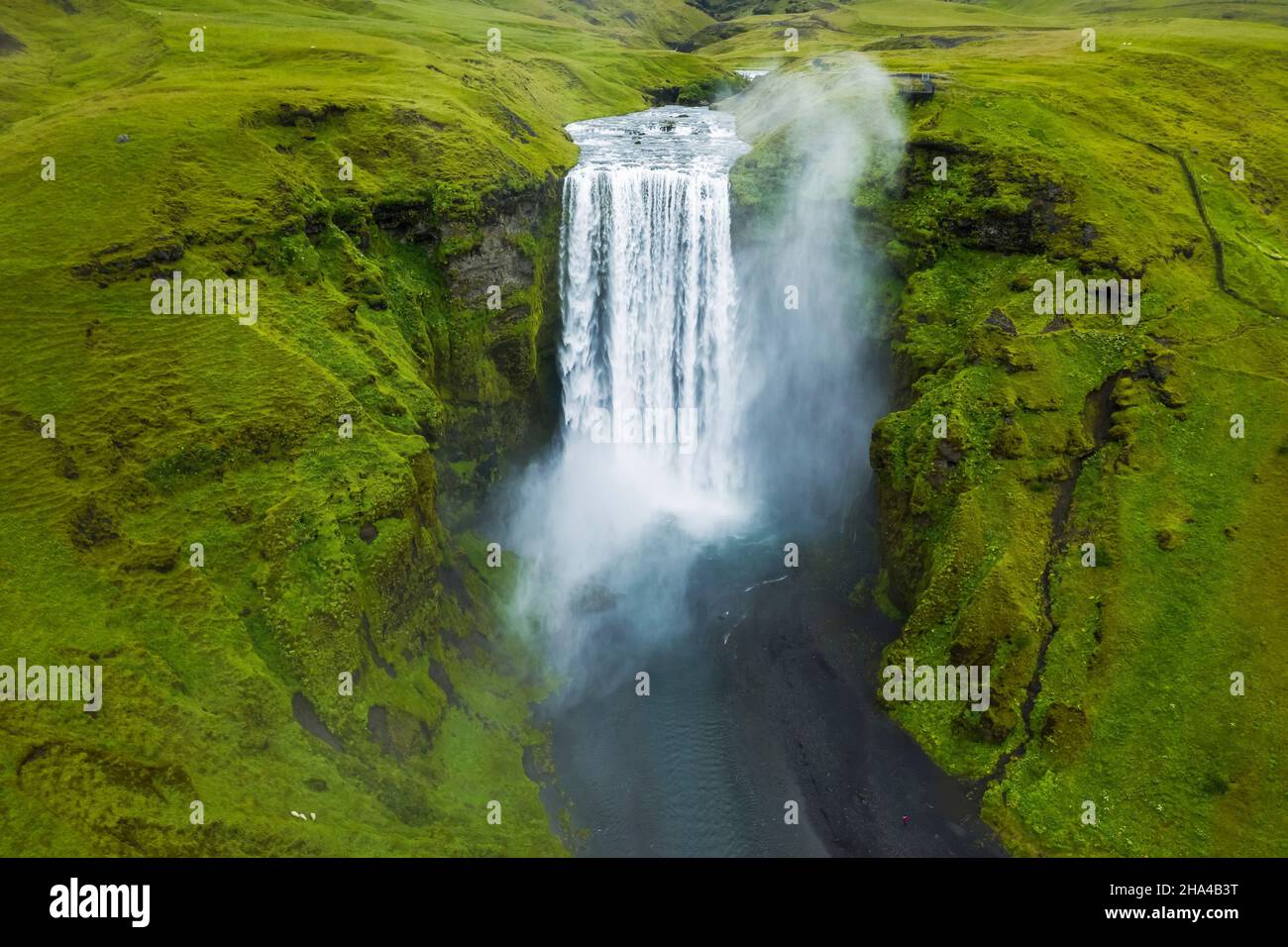 vista aerea del drone della cascata di skogafoss in islanda, una delle attrazioni turistiche più famose e punto di riferimento. Foto Stock