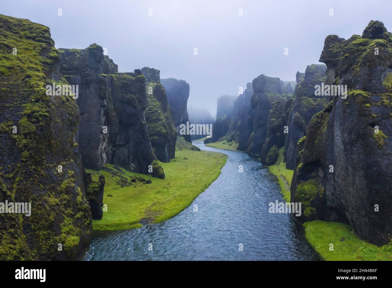 la famosa e unica valle di fjadrargljufur in islanda in una giornata piovosa. scogliere e fiume di montagna. punto di interesse per i turisti che vengono a visitare l'islanda. Foto Stock