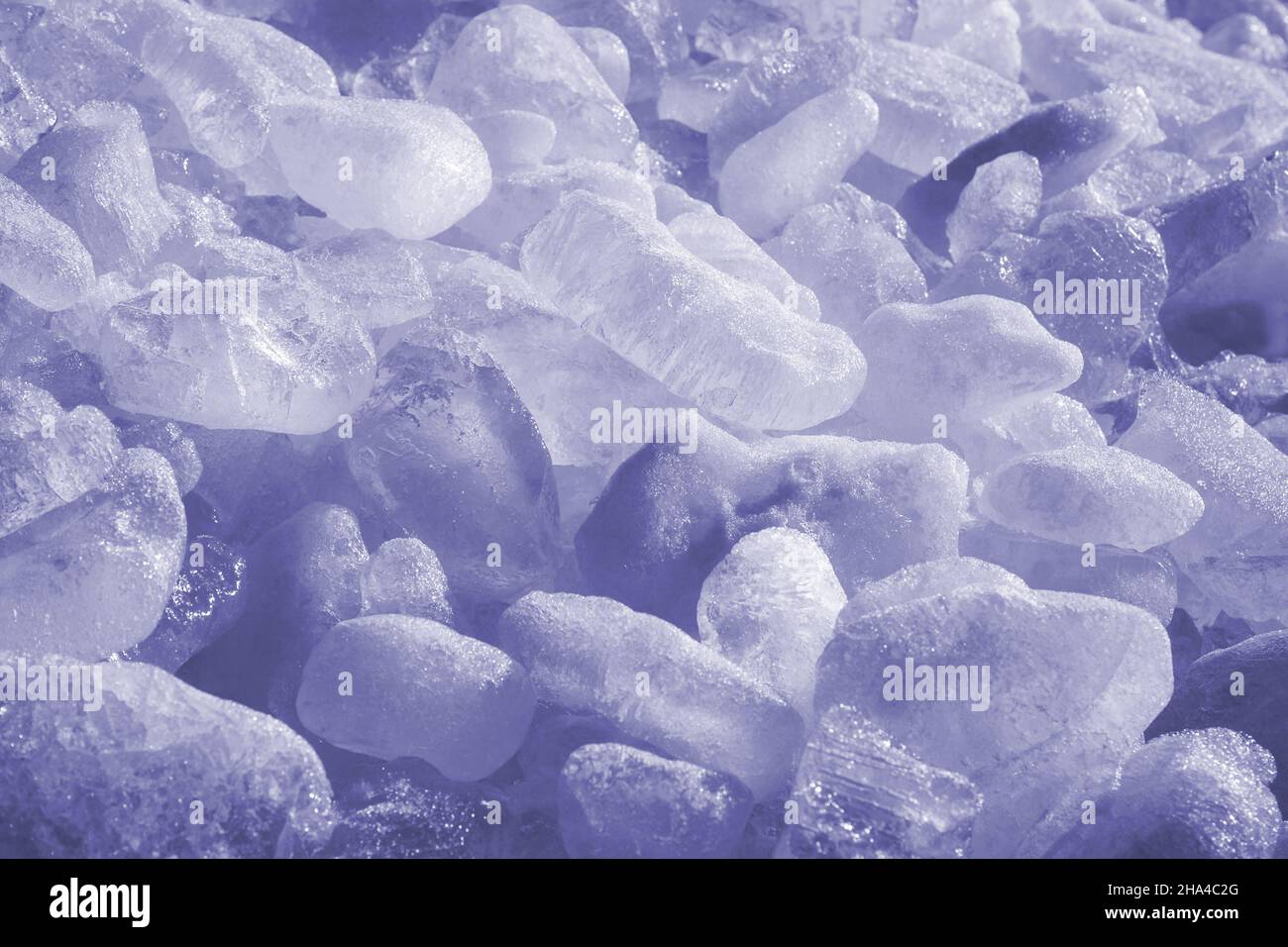 Colore dell'anno 2022. Primo piano di pezzi di ghiaccio spezzati in colore alla moda molto Peri Foto Stock