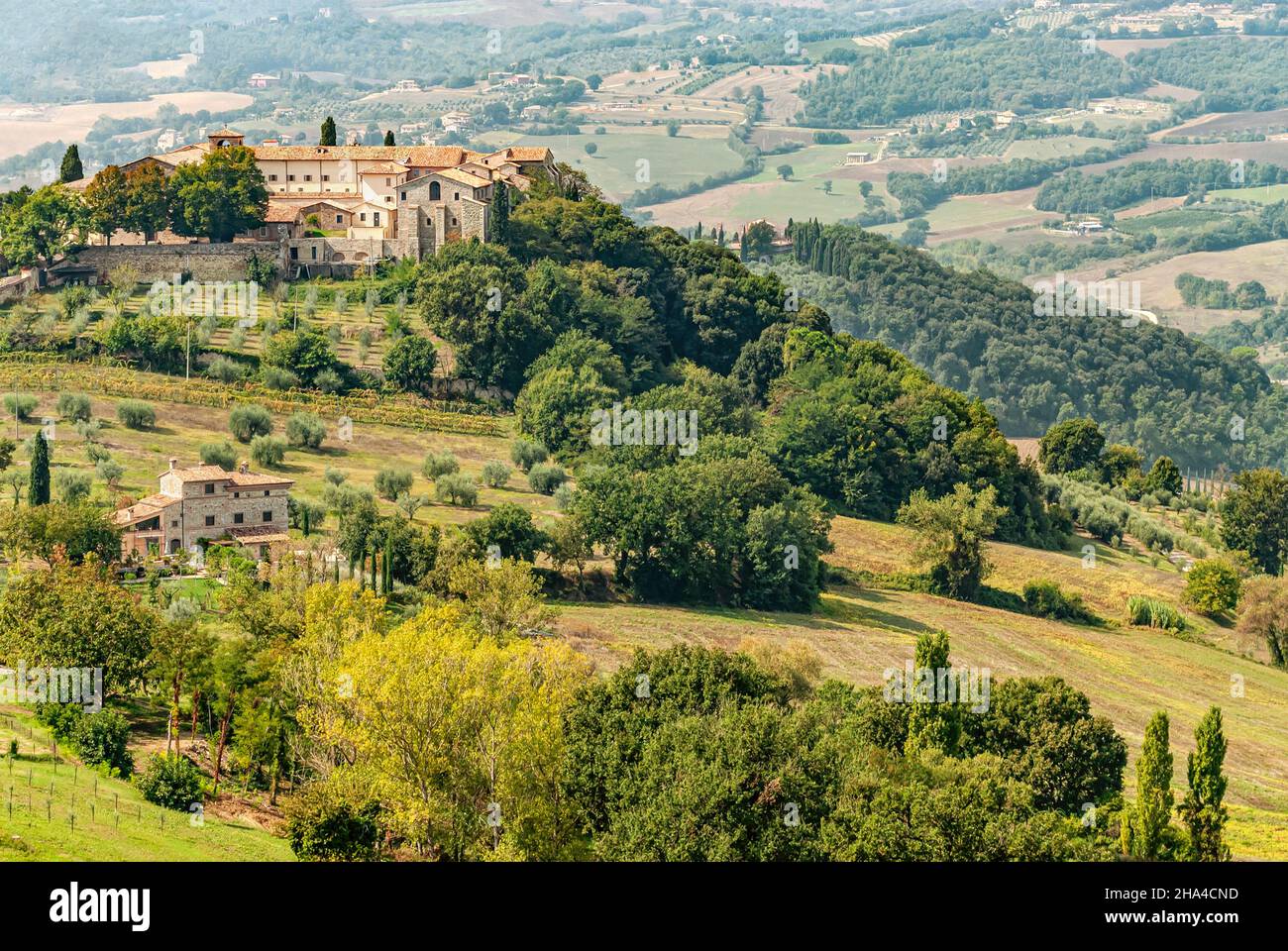 Vista dal centro storico della città di Todi presso il Convento Montesanto, Umbria, Italia Foto Stock