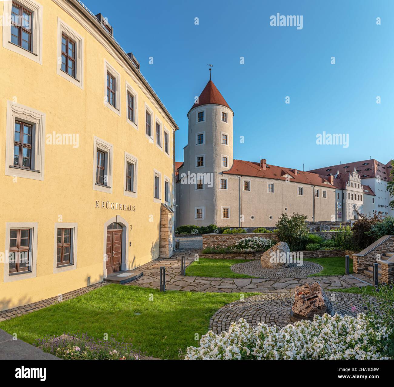 Collezione mineralogica a Krügerhaus, Freiberg, con il Castello Freudenstein sullo sfondo, Sassonia, Germania Foto Stock