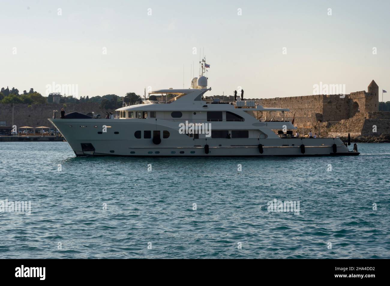 09 15 2021 Rodi Grecia Barca grigia yatch in barca a vela vicino alla costa blu mar egeo in Grecia Foto Stock