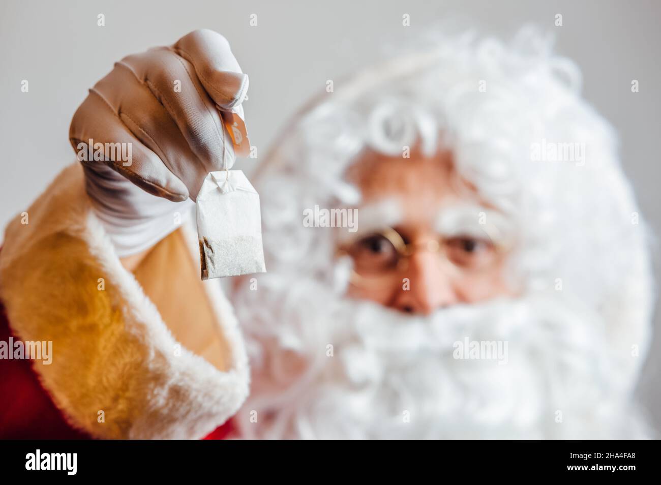 Babbo Natale che tiene in mano un teabag Foto Stock