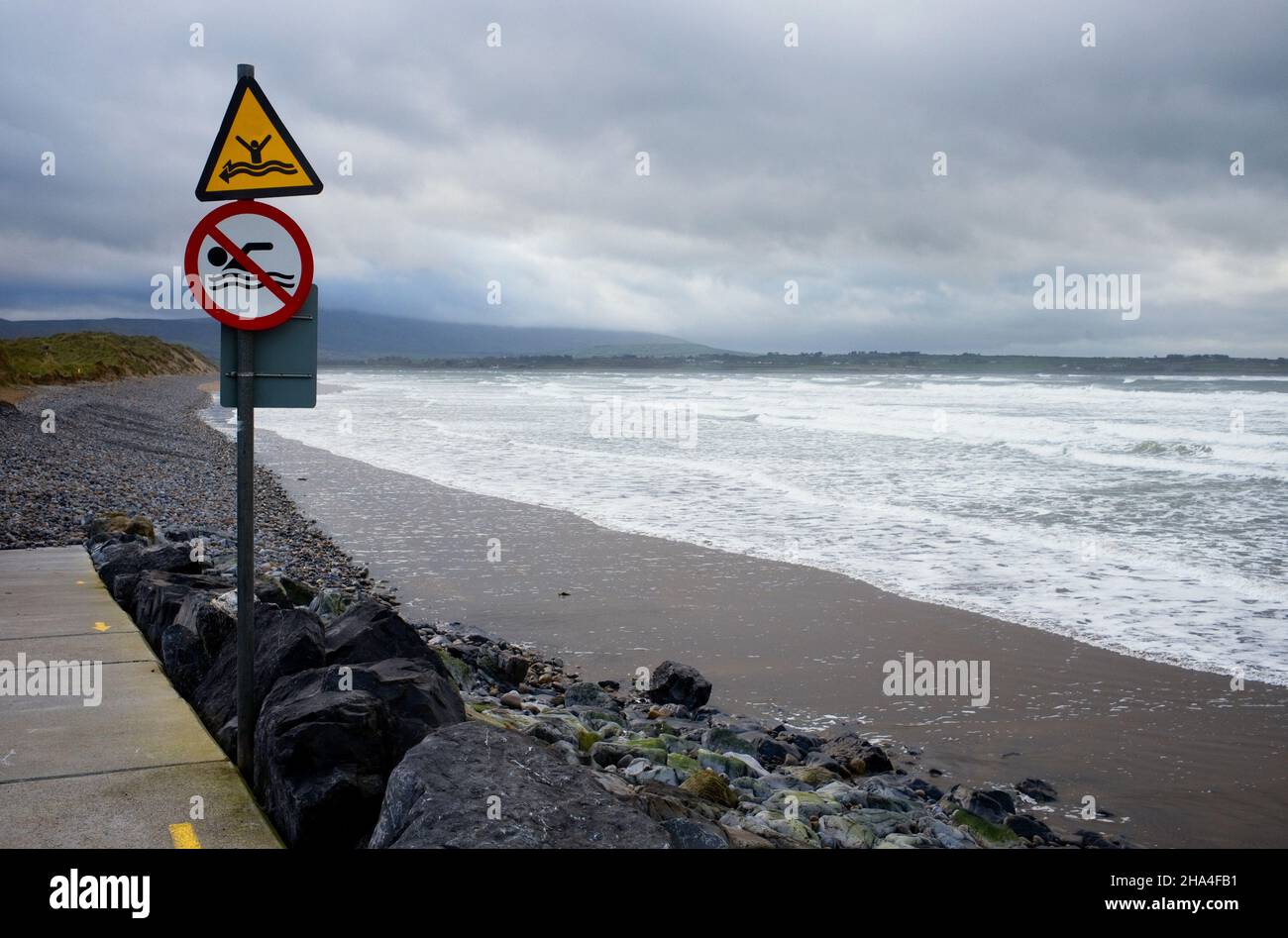 Segnali di pericolo per non nuotare a Strandhill Beach, Sligo, Irlanda Foto Stock