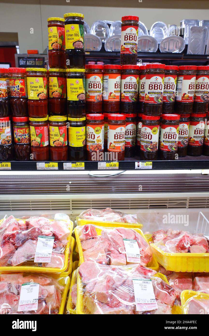 Salse per barbecue coreane in bottiglia in vendita nel reparto carni di Lotte Plaza Market.Edison.New Jersey.USA Foto Stock