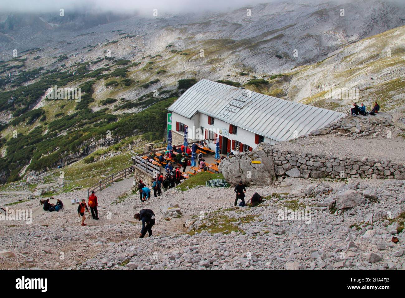 escursione al knorrhütte,2051 m,escursionisti a riposo,partenza,salita,discesa,pausa,montagna di wetterstein garmisch-partenkirchen,alta baviera,baviera,germania meridionale,germania,europa, Foto Stock