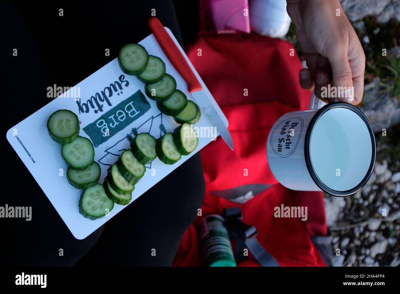 la donna in un'escursione serale fa spuntino, tazza, breadboard, spuntino, pausa, riposo, cetriolo, europa, germania, baviera, alta baviera, werdenfels, mittenwald Foto Stock