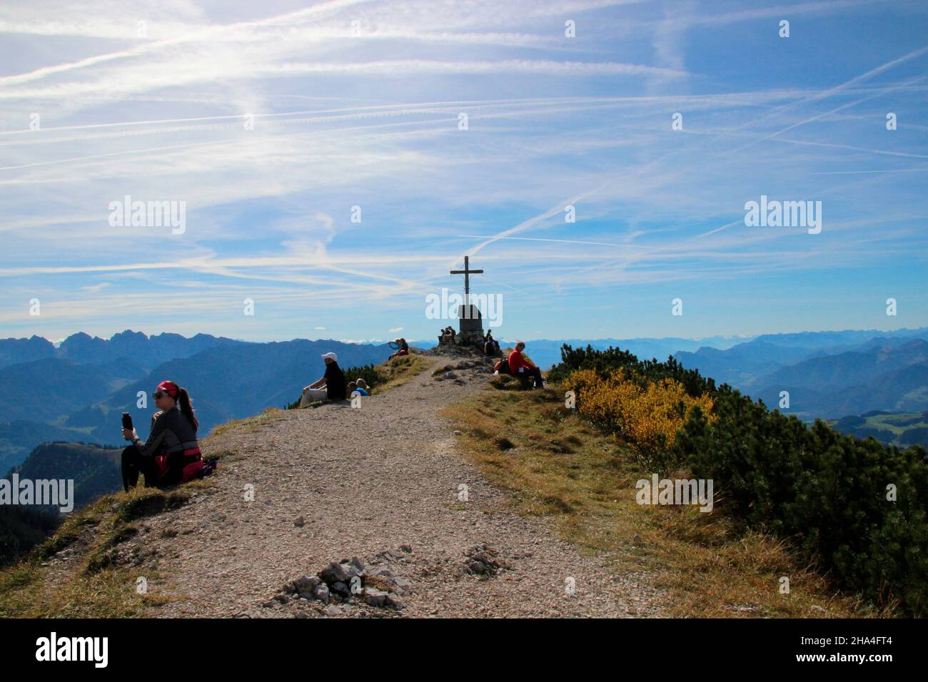 escursionisti che riposano sulla cima del geigelstein (1808m), riserva naturale, aschau im chiemgau, alta baviera, baviera, germania Foto Stock