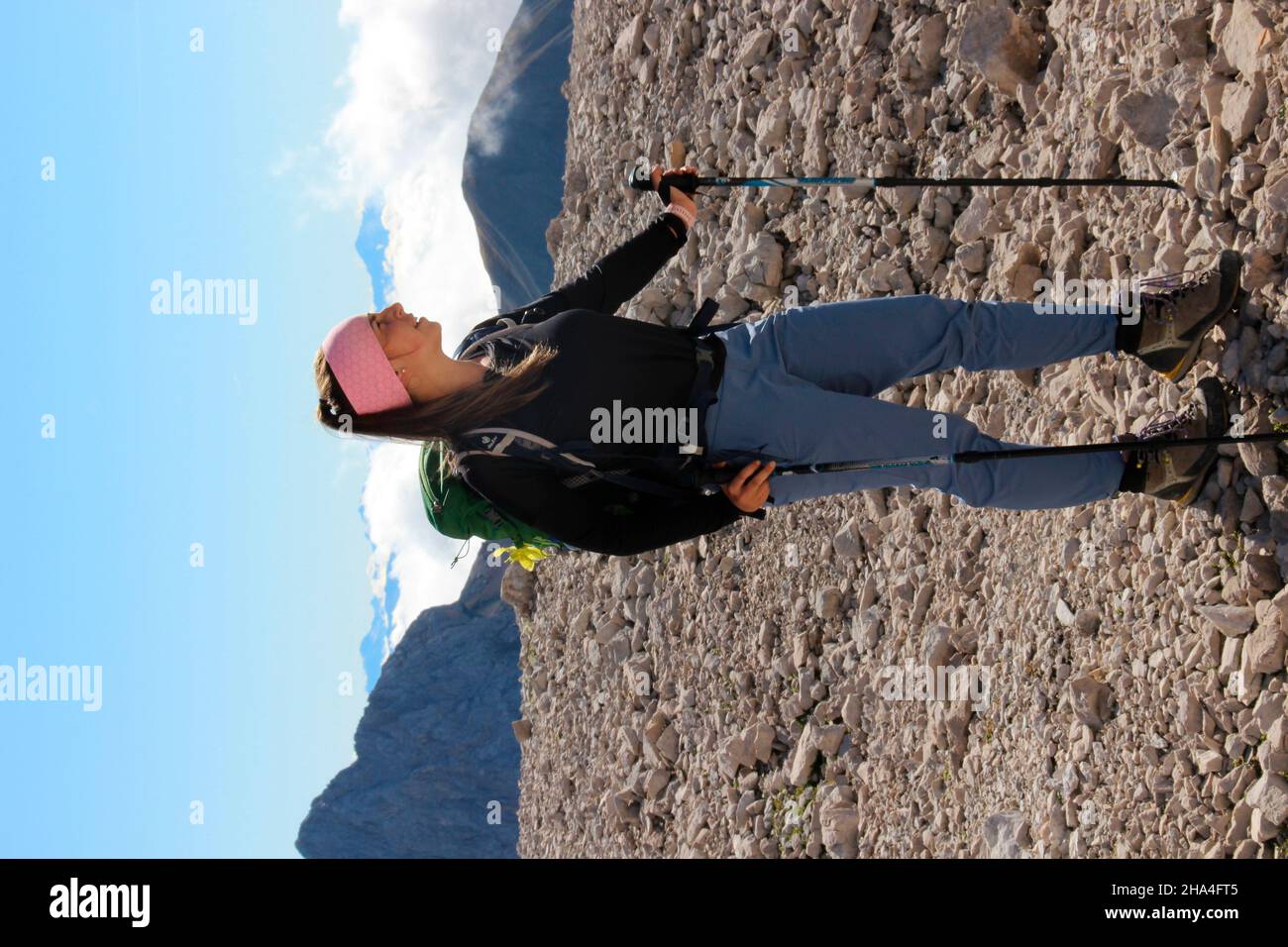 giovane donna in escursione a zugspitze 2962 m, wetterstein montagne garmisch-partenkirchen, alta baviera, baviera, germania meridionale, germania, europa, Foto Stock