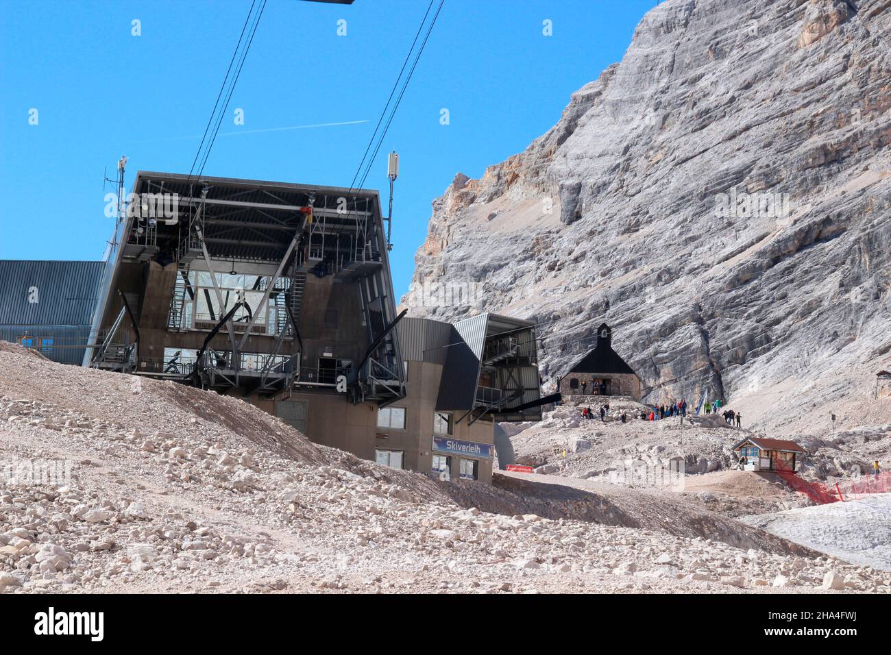 zugspitze, funivia dalla cima al sonn alpin sulla stazione a valle zugspitzplatt, cappella sullo sfondo, escursione alla zugspitze 2962 m, montagne wetterstein garmisch-partenkirchen, alta baviera, baviera, germania meridionale, germania, europa, Foto Stock