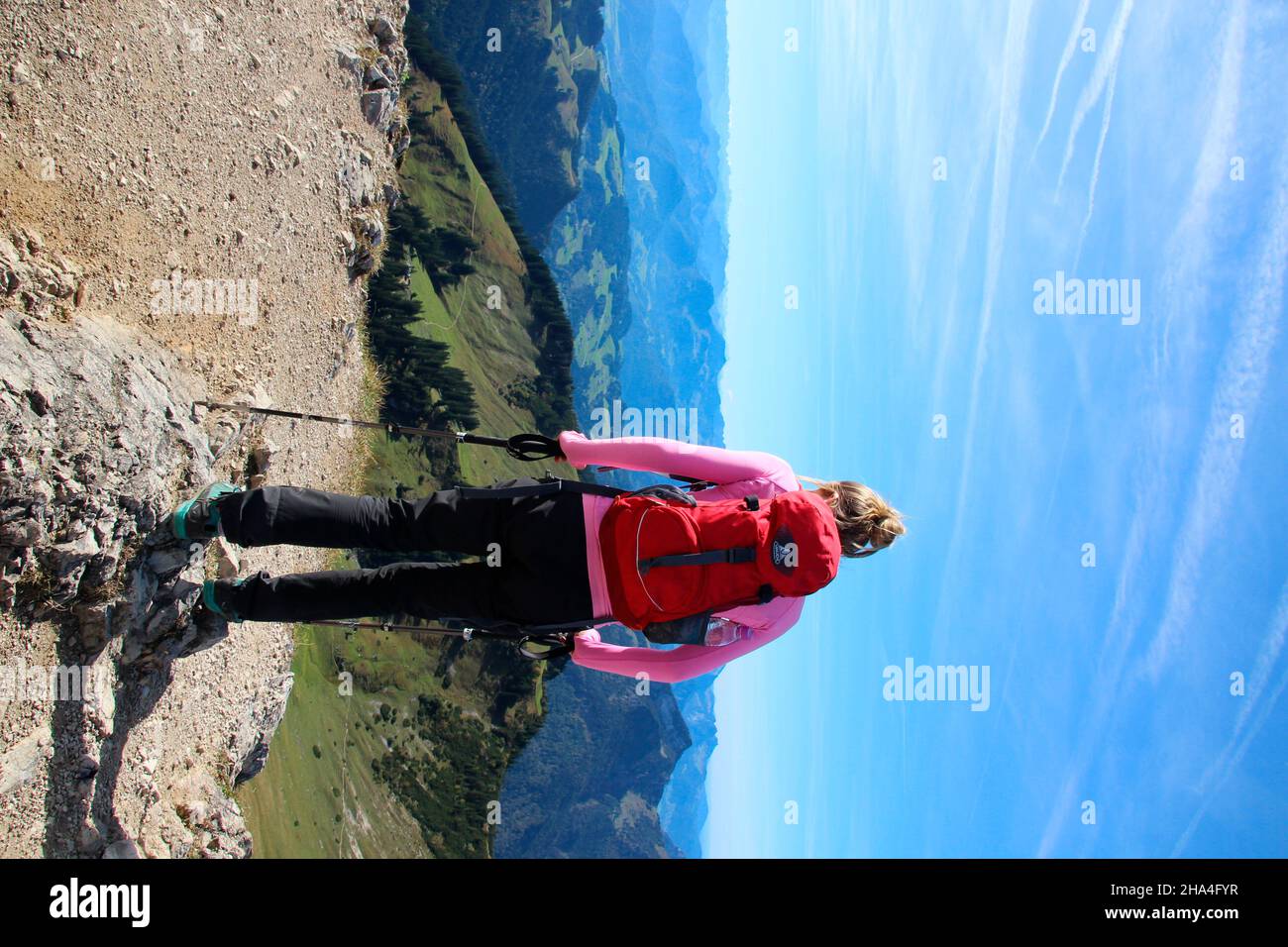 giovane donna da dietro con zaino in escursione a geigelstein (1808m), riserva naturale, aschau im chiemgau, alta baviera, baviera, germania Foto Stock