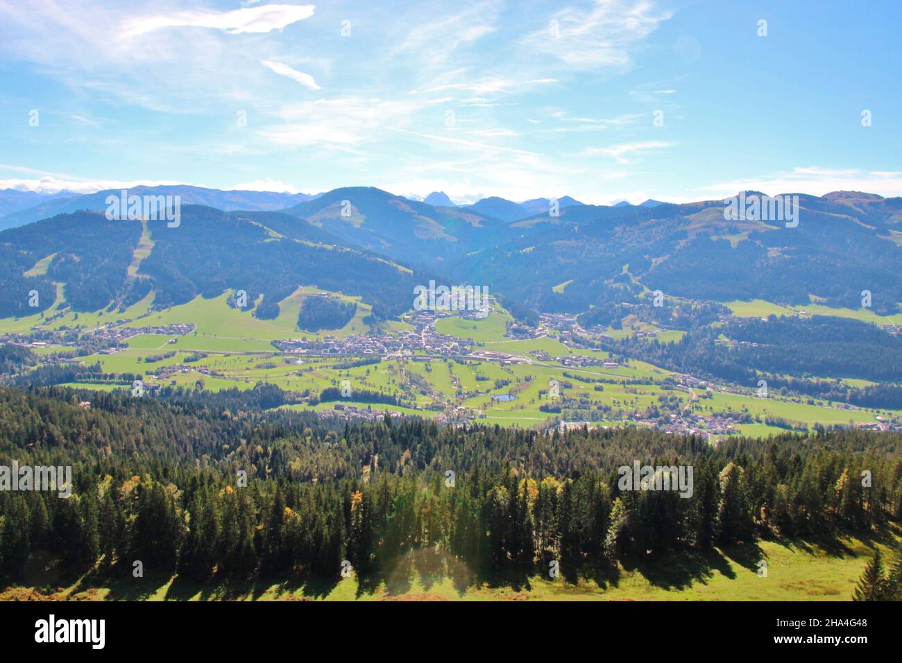 vista di ellmau,austria,tirolo,montagne kaiser,paesaggio,natura,alpi,regione alpina,prato,verde,destinazione di viaggio,regione vacanze,cielo,atmosfera nuvolosa,panoramica dei luoghi Foto Stock