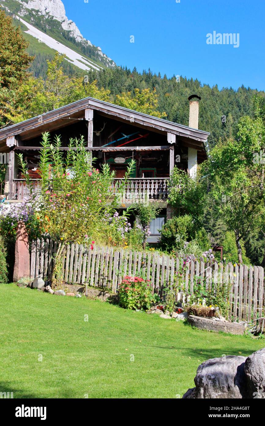 casa,austria,tirolo,montagna kaiser,vicino scheffau,wegscheid,natura,alpi,montagne,montagne,regione alpina,prato,foresta,verde,destinazione,regione di vacanza,paradiso,giardino blu,recinzione, Foto Stock