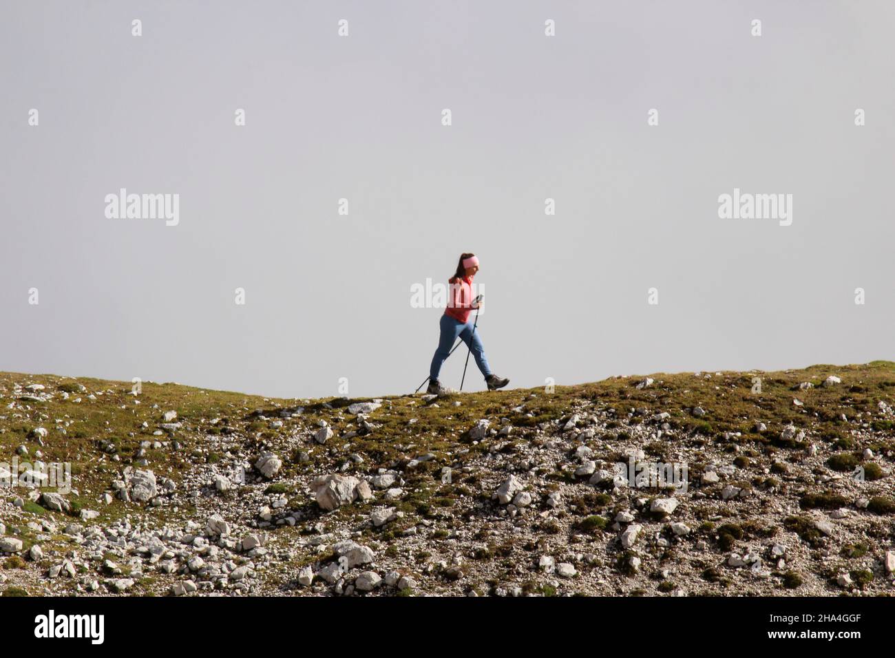 giovani donne che camminano verso zugspitze 2962,wetterstein montagne nuvole,nuvola umore,garmisch-partenkirchen,loisachtal,alta baviera,baviera,germania meridionale,germania,europa, Foto Stock