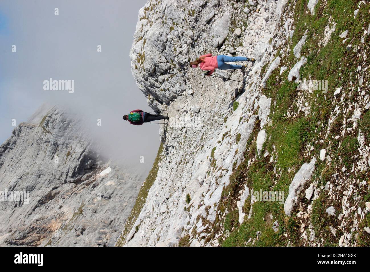 giovane coppia escursioni, discesa dal zugspitze 2962 m, wetterstein montagne cielo blu, nuvole, umore nuvoloso, garmisch-partenkirchen, loisachtal, alta baviera, baviera, germania meridionale, germania, europa, Foto Stock