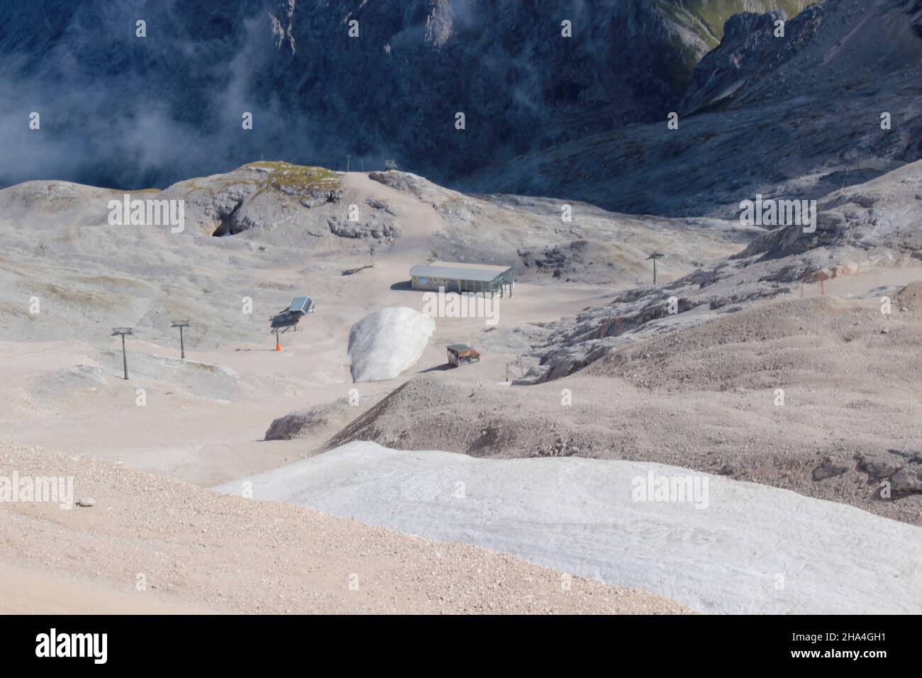 vista dello zugspitzplatt, stazione a valle dell'ascensore sonnenkar, paesaggio montano, zugspitze, garmisch-partenkirchen, montagne wetterstein, alpi, alta baviera, baviera, germania, europa, impianti di risalita, neve residua, neve, Foto Stock