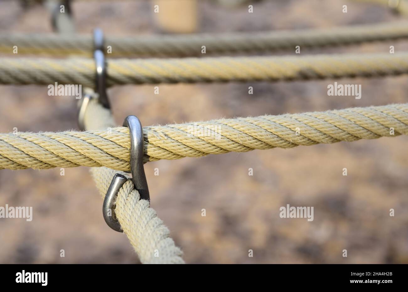 primo piano di funi legate insieme a fermagli metallici Foto Stock