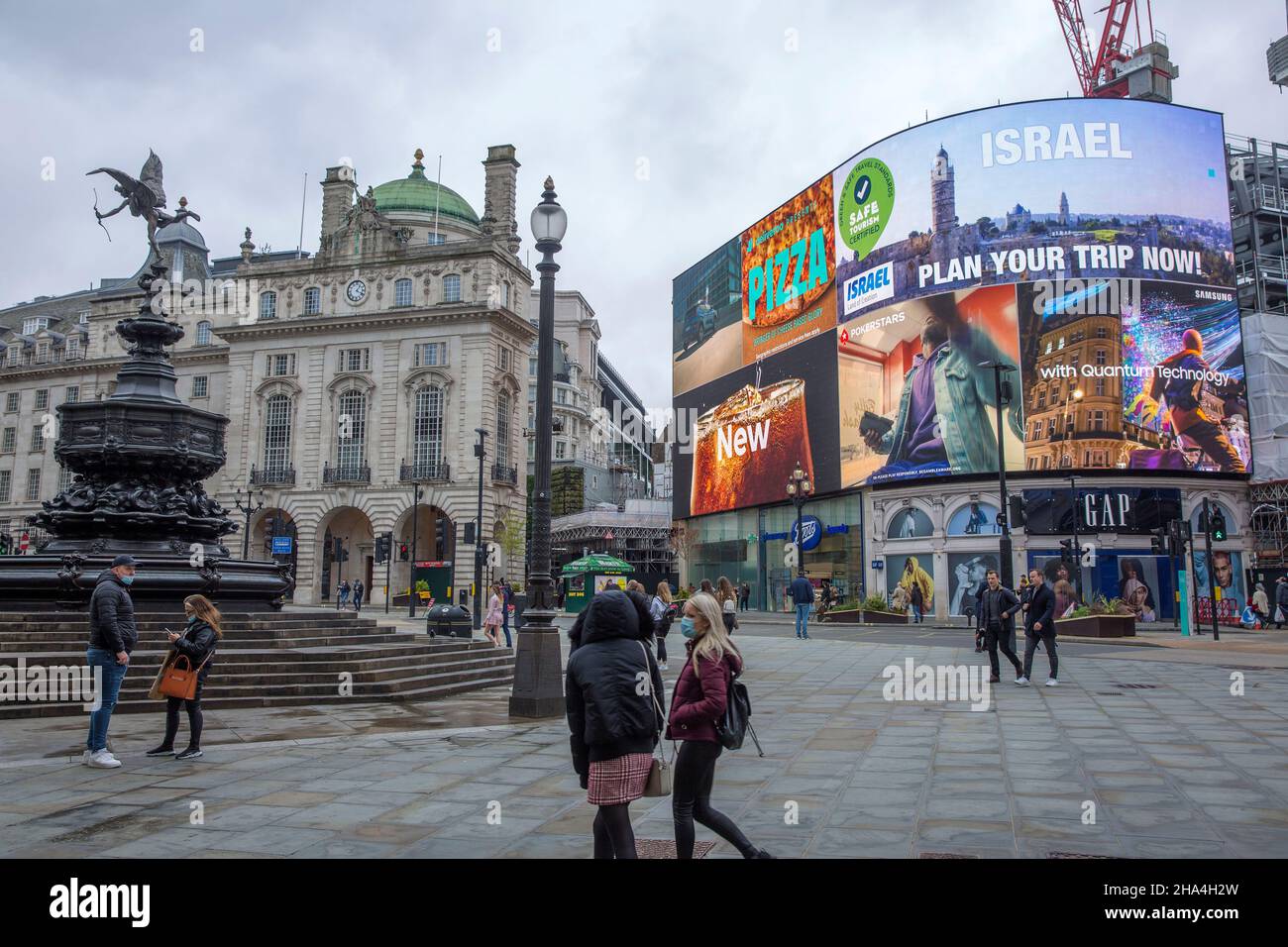 Una visione generale del Piccadilly Circus di Londra come pubblicità per il turismo israeliano è esposta su un grande quadro elettrico. Foto Stock