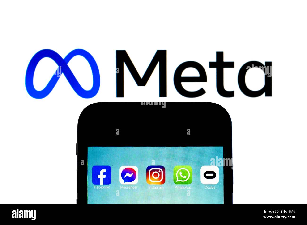 In questa foto, le icone delle app di Facebook, Messenger, Instagram, WhatsApp e Oculus VR sono visualizzate su uno smartphone con il logo Meta sullo sfondo. (Foto di Thiago Prudencio / SOPA Images/Sipa USA) Foto Stock