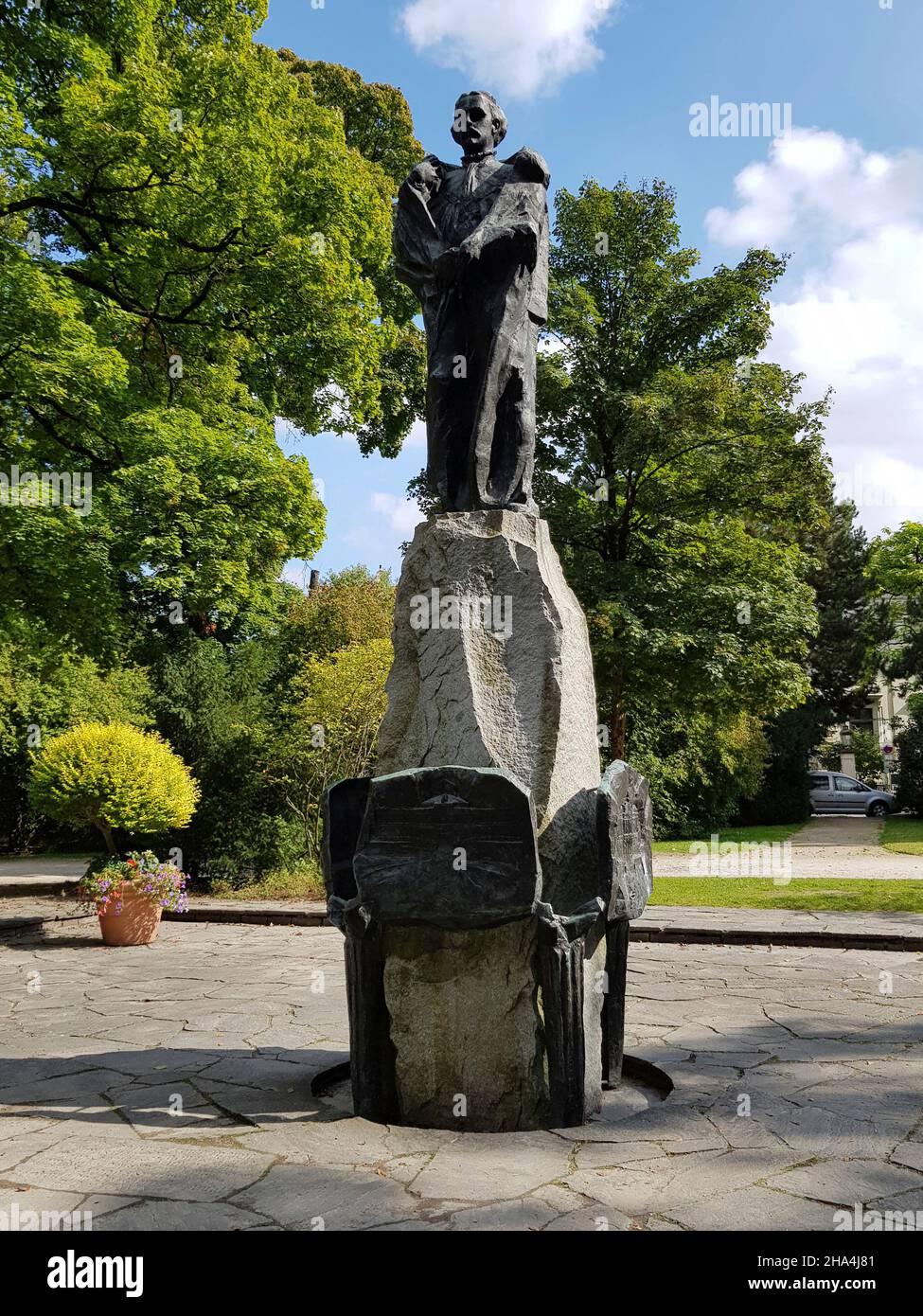 parco 'maximiliansanlagen', situato tra maximilianeum e angelo di pace, monumento al re ludwig ii, eretta nel 1967 da un movimento dei cittadini al posto di una sala festival progettato dall'architetto gottfried semper che non è mai stato costruito. Foto Stock
