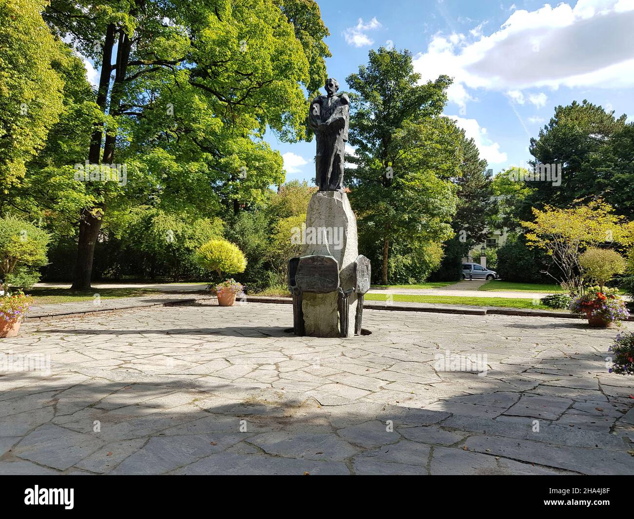 mimiliansanlage, situato tra il maximilianeum e friedensengel. monumento al re ludwig ii, eretto nel 1967 da un movimento cittadino, al posto di un teatro festival progettato dall'architetto gottfried semper che non è mai stato costruito. Foto Stock
