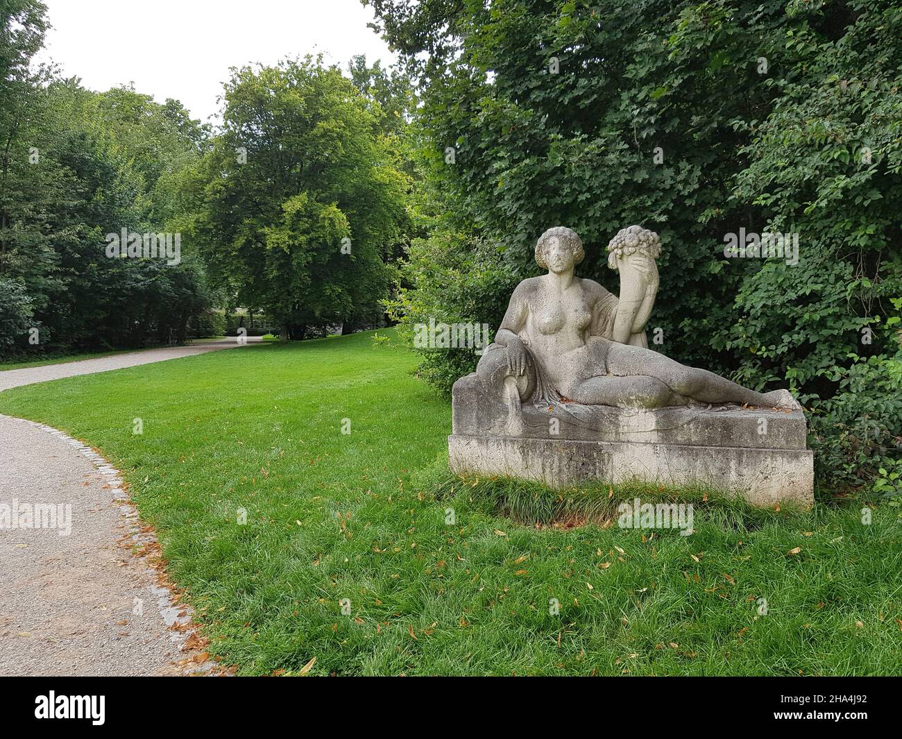 bavariapark a theresienwiese, disposto dal re ludovico i tra il 1825 e il 1831, grande prato, alberi lussureggianti. un tour conduce attraverso numerose sculture, tra cui il famoso cervo di bronzo di theodor georgii. Foto Stock