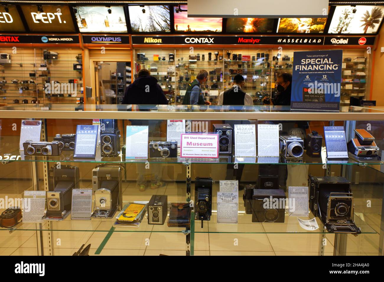Le telecamere classiche vengono visualizzate nel reparto di 2nd telecamere in B&H Photo Video - Electronics and Camera Store.Manhattan.New York City.USA Foto Stock